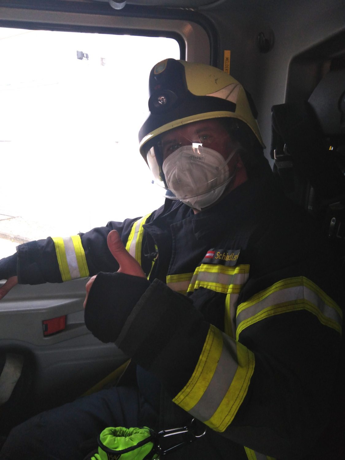 Feuerwehrmann mit Maske